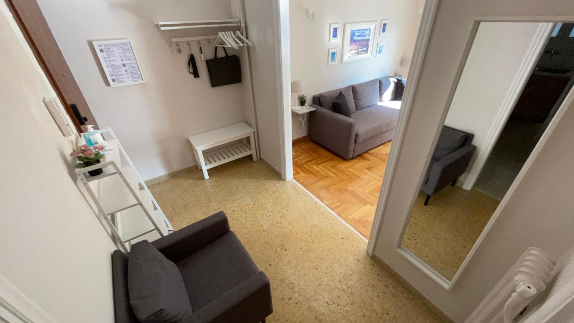 4 Newly Renovated Charming Apartments Steps From Panormou Metro Station Афіни Номер фото